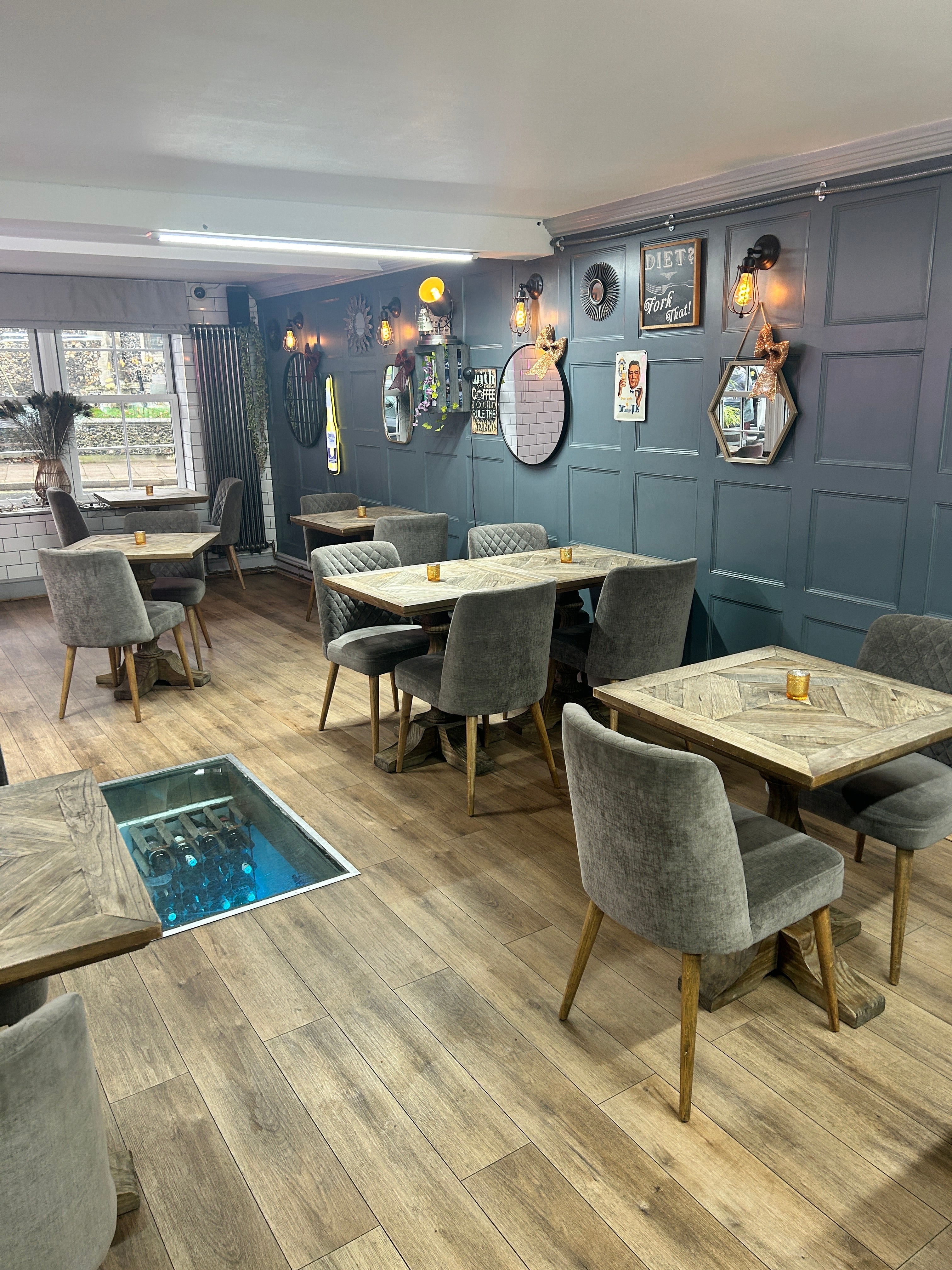 Adult Paint Night with Fizz & Nibbles - April 8th, Haverhill